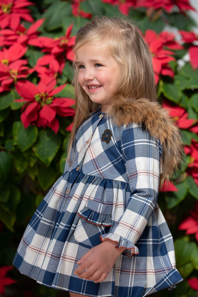 primer plano modelo pendientes blancos