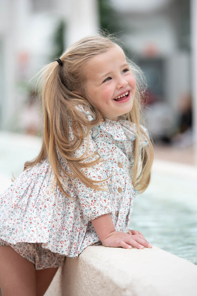 primer plano modelo pendientes blancos