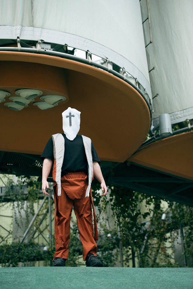 primer plano modelo pendientes blancos