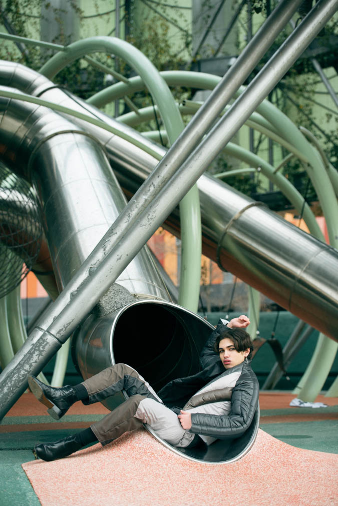 primer plano modelo pendientes blancos