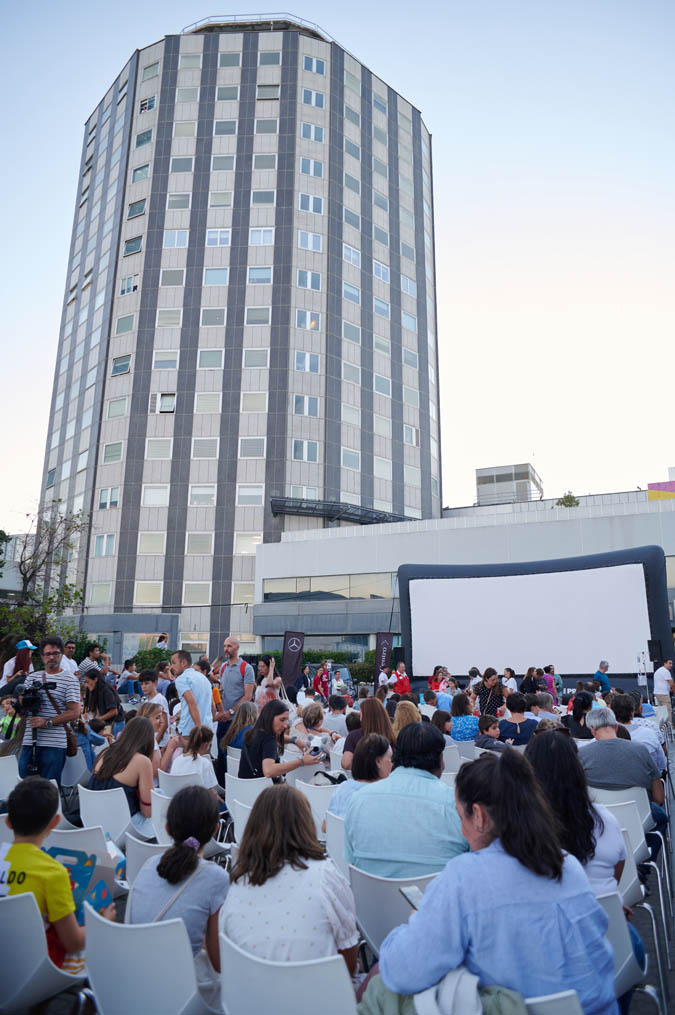 primer plano modelo pendientes blancos