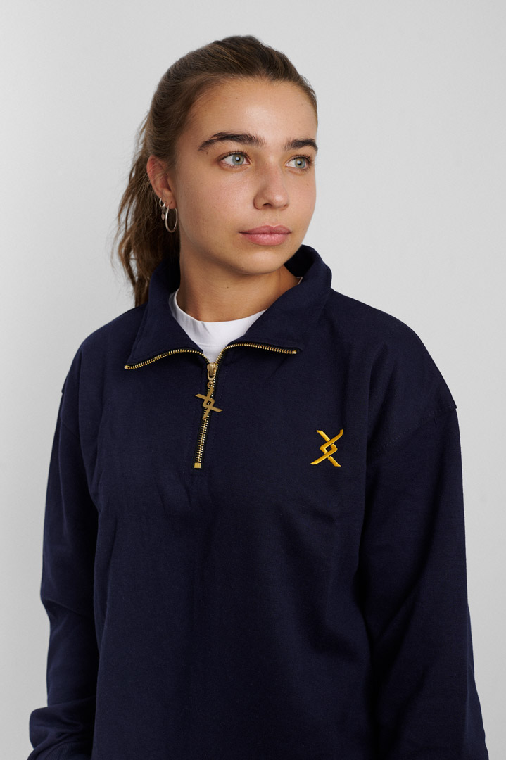 primer plano modelo pendientes blancos