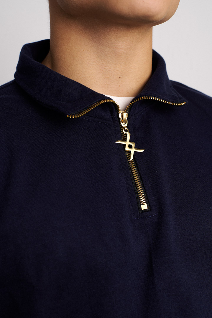 primer plano modelo pendientes blancos