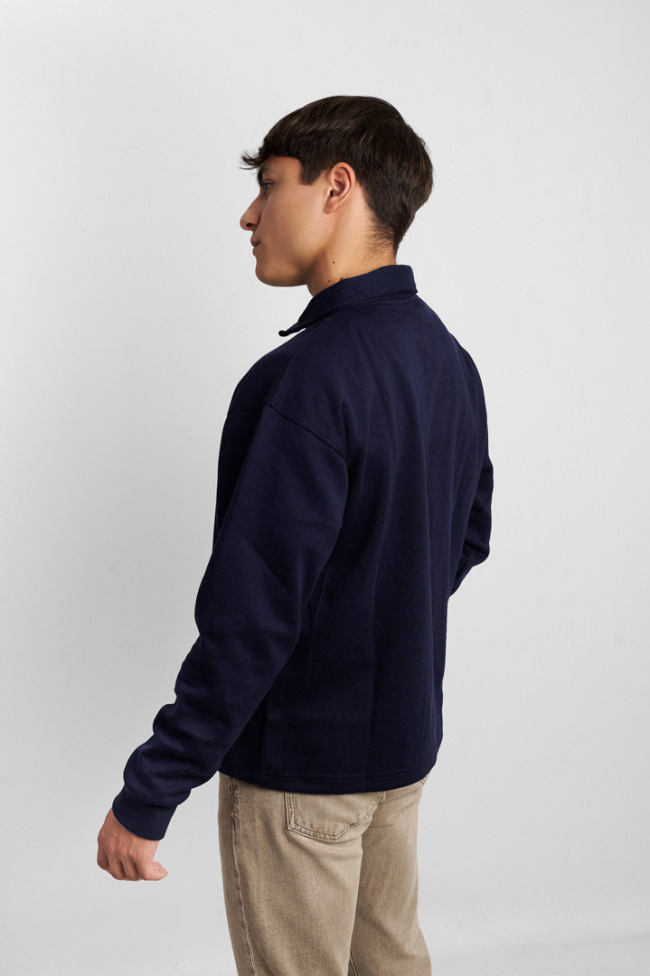 primer plano modelo pendientes blancos